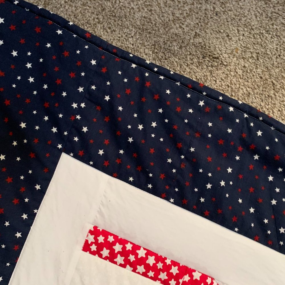HANDMADE LAP QUILT RED WHITE AND BLUE LITTLE SCHOOL HOUSE 40" X 55" - Picture 4 of 4